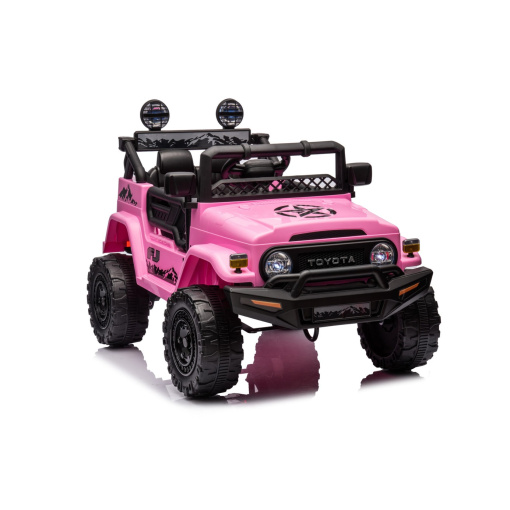 Girls rid eon Jeep